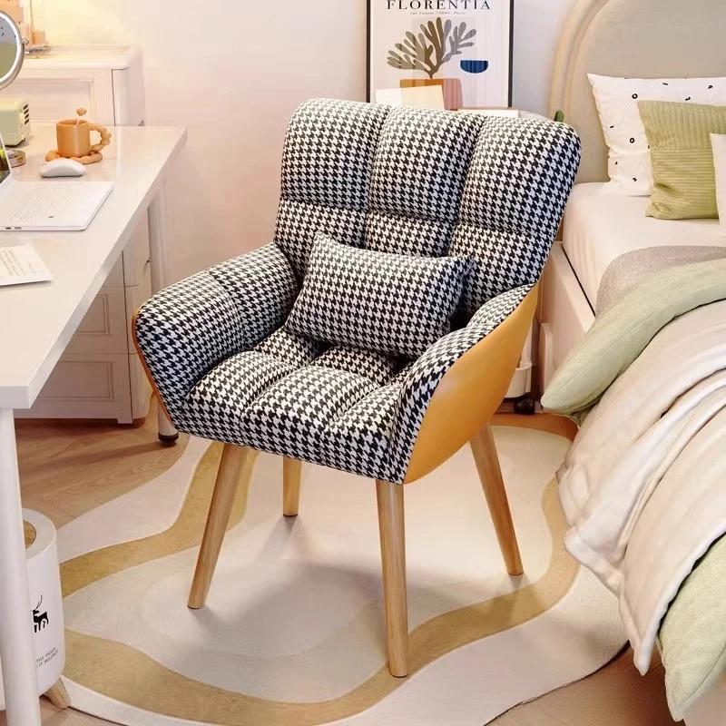 Ladies' dressing chair, light  - Furniture Lighting & Decor Magazine recension och pris